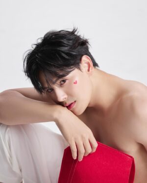 Phromphiriya Thongputtaruk Instagram - Happy Valentine’s Day 🩷

Photo @peerawat.production
Make up @homeless_makeupb
Hair @phkhomr
Stylist @iamsoontorn24
Clothes @champchawan
Asst @noomniiiiiiiiiiiii