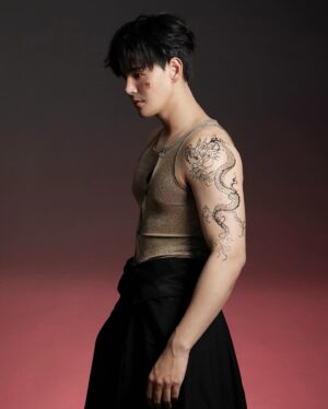 Phromphiriya Thongputtaruk Instagram - 🐉🧧

Photo @peerawat.production
Make up @homeless_makeupb
Hair @phkhomr
Stylist @iamsoontorn24
Clothes @leisureprojects
Asst/Drawing @noomniiiiiiiiiiiii
