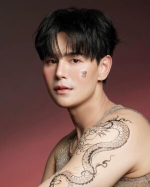 Phromphiriya Thongputtaruk Instagram - ร่ำรวยเงินทอง สุขภาพแข็งแรง🧧 

Photo @peerawat.production
Make up @homeless_makeupb
Hair @phkhomr
Stylist @iamsoontorn24
Clothes @leisureprojects
Asst/Drawing @noomniiiiiiiiiiiii