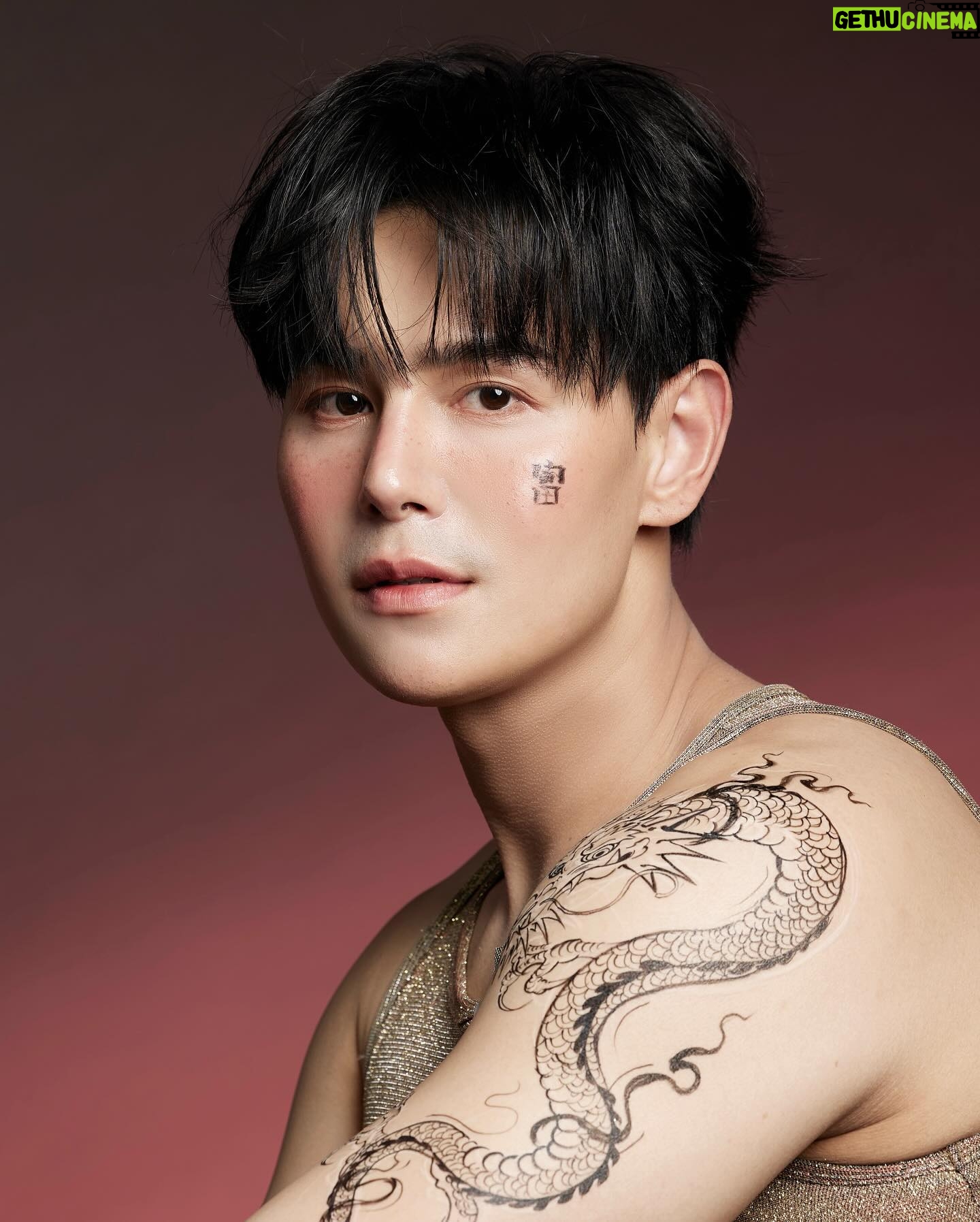 Phromphiriya Thongputtaruk - 21.7K Likes - ร่ำรวยเงินทอง สุขภาพแข็งแรง🧧
Photo @peerawat.production
Make up @homeless_makeupb
Hair @phkhomr
Stylist @iamsoontorn24
Clothes @leisureprojects
Asst/Drawing @noomniiiiiiiiiiiii