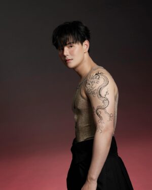 Phromphiriya Thongputtaruk Instagram - ร่ำรวยเงินทอง สุขภาพแข็งแรง🧧 

Photo @peerawat.production
Make up @homeless_makeupb
Hair @phkhomr
Stylist @iamsoontorn24
Clothes @leisureprojects
Asst/Drawing @noomniiiiiiiiiiiii