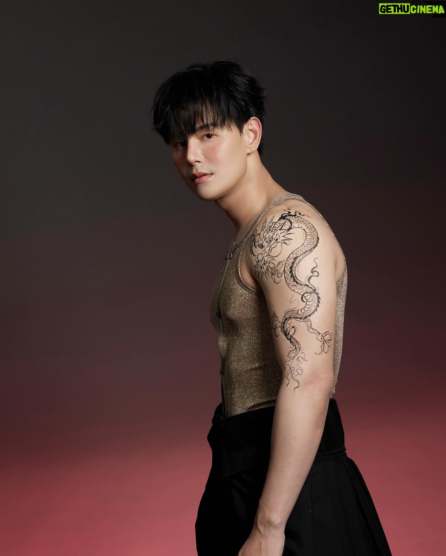 Phromphiriya Thongputtaruk - 21.7K Likes - ร่ำรวยเงินทอง สุขภาพแข็งแรง🧧
Photo @peerawat.production
Make up @homeless_makeupb
Hair @phkhomr
Stylist @iamsoontorn24
Clothes @leisureprojects
Asst/Drawing @noomniiiiiiiiiiiii