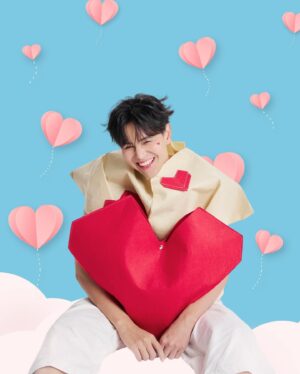 Phromphiriya Thongputtaruk Instagram - Will you be my Valentine? 🌹

Photo @peerawat.production
Make up @homeless_makeupb
Hair @phkhomr
Stylist @iamsoontorn24
Clothes @champchawan
Asst @noomniiiiiiiiiiiii