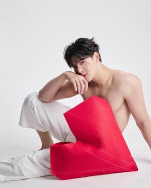 Phromphiriya Thongputtaruk Instagram - Happy Valentine’s Day 🩷

Photo @peerawat.production
Make up @homeless_makeupb
Hair @phkhomr
Stylist @iamsoontorn24
Clothes @champchawan
Asst @noomniiiiiiiiiiiii