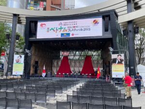 Phương Chị Instagram - 『池袋ベトナムフェスティバル 2023』一日目
御来場下さった皆様
ありがとうございました。
⁡
そして、日越外交関係樹立50周年
おめでとうございます。
⁡
開会式の終盤で、いきなりステージ上で呼ばれ、何かと思ったら、スタッフの皆様がベトフェス宣伝部長＆総合司会の勤続10周年以上との事でサプライズでお祝いをして下さいました！！！
何にも知らなかったから本当にびっくり。
気が付いたらベトフェス10年以上も携わらせて頂いています。
感無量。感謝の気持ちでいっぱいです。
⁡
そんな私の成長を一番見て下さっている中村尚登さん。
お父さんみたいな存在です。
⁡
ベトフェス。
何年経とうが、これからも携わっていきたいイベントです。
⁡
"Ikebukuro Vietnam Festival 2023" Day 1
Everyone who came to visit us
thank you very much.
⁡
And the 50th anniversary of the establishment of Japan-Vietnam diplomatic relations
congratulations.
⁡
At the end of the opening ceremony, I was suddenly called up on stage, and when I wondered what it was, all the staff gave me a surprise celebration because it was over 10 years since I worked as the head of advertising and general moderator of Vietfes! ! !
I was really surprised because I didn't know anything about it.
Before I knew it, I have been involved in Vietfes for over 10 years.
Emotionless. I am filled with gratitude.
⁡
Mr. Hisato Nakamura, who has watched me grow the most.
He is like a father.
⁡
Vietfes.
No matter how many years have passed, this is an event that I would like to continue to participate in.
⁡
Lễ hội Ikebukuro Việt Nam 2023" Ngày 1
Tất cả những người đã đến thăm chúng tôi
Cảm ơn rất nhiều.
⁡
Và kỷ niệm 50 năm thiết lập quan hệ ngoại giao Nhật Bản-Việt Nam
Chúc mừng.
⁡
Kết thúc lễ khai trương, tôi bất ngờ được gọi lên sân khấu, khi tôi thắc mắc không biết đó là chuyện gì thì tất cả nhân viên đã chúc mừng tôi một cách bất ngờ vì đã hơn 10 năm tôi làm trưởng phòng quảng cáo kiêm tổng điều hành của công ty. Vietfest! ! !
Tôi thực sự ngạc nhiên vì tôi không biết gì về nó.
Trước khi tôi biết điều đó, tôi đã tham gia lễ hội Việt Nam hơn 10 năm.
vô cảm. Tôi tràn đầy lòng biết ơn.
⁡
Thầy Hisato Nakamura, người đã chứng kiến ​​tôi trưởng thành nhất.
Anh ấy giống như một người cha.
⁡
Lễ hội Việt.
Cho dù bao nhiêu năm đã trôi qua, đây là một sự kiện mà tôi muốn tiếp tục tham gia.