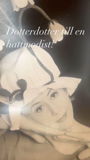 Pia Johansson Instagram - En hatt är aldrig fel! Mormor Betty  var hattmodist i Åsele i Södra Lappland och suckade lite när jag sa att jag ville bli skådespelare. ” Men lova att du alltid har fina kläder” nä mormor, det kan jag inte lova, för som skådespelare måste jag kunna spela alla sorters karaktärer. ” Ja ja, men lova att inte vara så där elak, som dom är i Dallas” 
Det enda jag kan lova, är att jag nån gång då och då bär hatt!