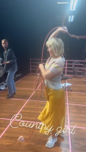 Pia Johansson Instagram - Rep- etitioner pågår! @uppsalastadsteater #musikal 9-5 @dollyparton  rep. Rep. Rep- etera mera!🤠