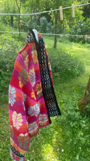 Pia Johansson Instagram - Ännu en tröja att glädjas åt! Snart på en snygg Donna nära klädstrecket. #slowfashion mönster; @christelseyfarth #caledoniajacketsummer