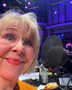 Pia Johansson Instagram - Nya påminutare klara! Denna gången gjorde Fredrik Lindström en 1 minutare!!🥳Han är Fantastisk! Liksom @helena_lindegren o @ericstern som är ljuvliga improvisatörer! skrattat som vanligt. Å så ljuvlig pausmusik av @erlandvonheijne o underfundiga o roliga domare @hansrosenfeldtofficial  hoppas ni får likaroligt som jag hade när ni lyssnar! @sverigesradiop1  #påminutenp1