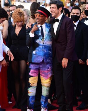 Pierfrancesco Favino Instagram - Ieri a Cannes per omaggiare il Maestro @marcobellocchio 

Grazie a @zegnaofficial e @alessandrosartoriofficial per avermi accompagnato sul red carpet del 74esimo @festivaldecannes