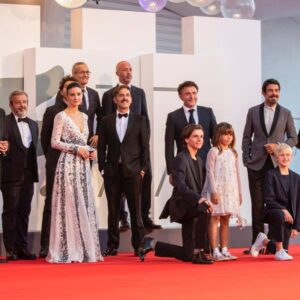 Pierfrancesco Favino Instagram - Io e la mia signorina stiamo bene insieme.

#PADRENOSTRO 

@visionfilmdistribution 
@lungtafilm 
#pkocinema
@tendercapitalproductions 

@labiennale 
#Venezia77

@giorgioarmani