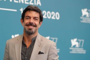 Pierfrancesco Favino Instagram - Emozioni al Lido, la presentazione di PADRENOSTRO alla stampa, in attesa della proiezione di stasera.

#PADRENOSTRO 

@visionfilmdistribution 
@lungtafilm 
#pkocinema
@tendercapitalproductions 

@labiennale 
#Venezia77

@goodnoce 
@barbara_ronchi_ 
@mattiagaraci 
@francescogheghi_nervetto

@giorgioarmani