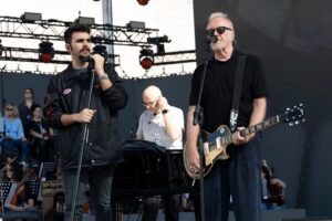 Piero Barone Instagram - Soundcheck per la seconda puntata di #TuttiPerUno, con @soccins, @giuseppefiorello, @irama.plume, @officialnannini, @enriconigiotti, @federicapanicucci, @giulianosangiorgi_official, @santifrancesi, @ninasolodovnikova, @umbertotozziofficial.