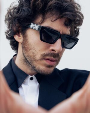 Pierpaolo Spollon Instagram - Se nonostante l’allergia stagionale oggi riesco a darmi un tono, o almeno ci provo, è solo grazie a questi occhiali.

#MoschinoEyewear @Moschino @SafiloGroup #adv