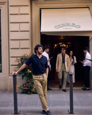 Pierpaolo Spollon Instagram - Prendete un Pierpaolo, mettetelo a Firenze, vestitelo Eton… E avrete uno Spollon felice.

@etonshirts #meandmyeton #adv