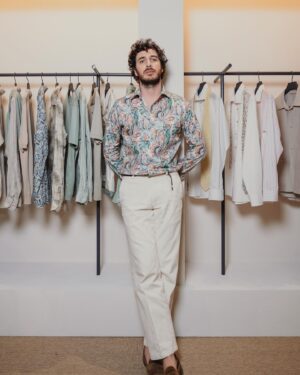 Pierpaolo Spollon Instagram - Prendete un Pierpaolo, mettetelo a Firenze, vestitelo Eton… E avrete uno Spollon felice.

@etonshirts #meandmyeton #adv