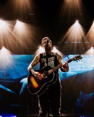 Pierre Bouvier Instagram - Night 1 in Brasil. 🇧🇷🇧🇷🇧🇷. Sao Paolo x Simple Plan. SP💛SP.  I wanna be fest tonight!! LFG🔥🔥🔥
📸 @annaleemedia