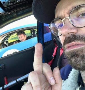 Pierre Chabrier Instagram - Je suis certain que Colin McRae se garait comme ça. 
L’épisode 4 de @topgearfr est sorti hier, comme vous pouvez le constater tout s’est très bien passé. 🙄 De superbe rencontre @sebloebofficiel - @aripietivatanen - @minassiannicolas - @tsamere - @pastorpastorpastor et évidement un grand merci aux équipes de l’émission d’avoir rendu tous ces rêves réalisables. Et @monsieurpoulpe toujours dans les mauvais coups tu connais. 

Crédit photo : @tim.l.t