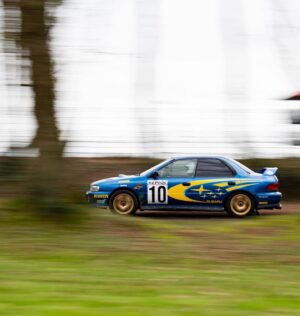 Pierre Chabrier Instagram - Je suis certain que Colin McRae se garait comme ça. 
L’épisode 4 de @topgearfr est sorti hier, comme vous pouvez le constater tout s’est très bien passé. 🙄 De superbe rencontre @sebloebofficiel - @aripietivatanen - @minassiannicolas - @tsamere - @pastorpastorpastor et évidement un grand merci aux équipes de l’émission d’avoir rendu tous ces rêves réalisables. Et @monsieurpoulpe toujours dans les mauvais coups tu connais. 

Crédit photo : @tim.l.t