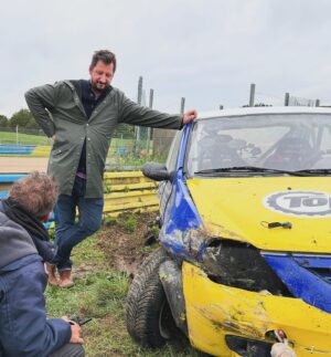 Pierre Chabrier Instagram - Sergent @albanlenoir et Capitaine Chabrier se toisant du regard. @monsieurpoulpe fier de son œuvre. Puis @amixem s’apprêtant à recevoir une tempête de sable dans les yeux. Quelle-est la voiture dans le fond qui fait des donuts ?