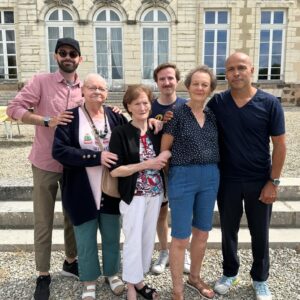Pierre Chabrier Instagram - De belles équipes de bras cassés. Je suis désolé mais @ericpointjudor sur la 5ème photo c’est vraiment Vince Turbo Diesel. @jenny_letellier avec MON pantalon. @hafid.f.benamar vêtu de son plus beau sourire,  @monsieurpoulpe très à l’aise avec la JoCON ainsi que le roi de la @chenille_school_academy à côté de Monsieur Levy-demment. Merci à toute l’équipe ainsi qu’au personne ayant paritcipé à l’émission de prêt ou de loin. 🫶🏻
