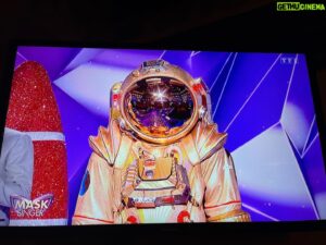 Pierre Palmade Instagram - Démasqué !….j’étais bien sur la lune 😊 #masksinger