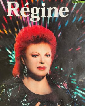 Pierre Palmade Instagram - Ma Régine ! Mon amie, ma confidente… comme tu as été la confidente de tant d’artistes et d’anonymes qui venaient raconter ou oublier leur vie dans toutes tes boites de nuit.
Tu savais d’un seul coup d’œil reconnaître les chics types des mauvaises personnes .
J’adorais avoir ton avis sur mes amis , tu ne te trompais jamais .
Et puis y’avait tes chansons incroyables… drôles souvent, poignantes aussi, avec ton talent de chanteuse réaliste pour qui tout le monde voulait écrire .
Tu tutoyais Sagan et Marlene Dietrich, tu m’as présenté Bruce Willis et Liza Minelli pour me faire plaisir … Tu connaissais tout le monde.
Tu parlais franc , tu parlais vrai , avec un humour irrésistible quand il s’agissait de tailler des costards !
J’étais dans tes petits papiers et j’en suis fier , tu me prenais comme j’étais sans me juger.
Et ça, ça va me manquer , quelqu’un qui m’aime sans me juger .
Pourvu que le public soit curieux d’écouter tes chansons et de connaître ta vie à travers tes livres car tu es , tu étais , passionnante .
Je t’aime pour toute la vie Régine ,
Ton Pierre.