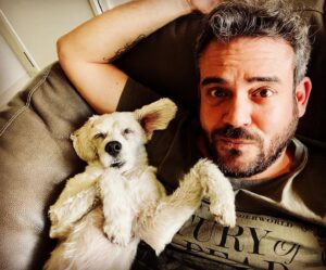 Pigmalion Dadakaridis Instagram - Σιέστα πριν την πρόβα, κανένας σεβασμός,όπου βρίσκει κοιμάται 😂 #valebestfrienddog