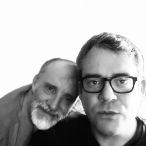 Pigmalion Dadakaridis Instagram - Πριν από οχτώ χρόνια περίπου βγάλαμε την ίδια φωτογραφία με την ασπρόμαυρη (είναι ακριβως η διπλανή )τότε γυρίζαμε την ταινία τώρα γυρίζουμε την σειρά και το τελευταίο κεφάλαιο της …μαλλον…. πέρα από τίτλους και σκέψεις και οτιδήποτε πέραν της ανθρωπιάς υπήρχε λόγος που βρεθήκαμε τότε όπως και τώρα φίλε Μανό Βακούση καλή μας συνέχεια Έτερος εγώ Νέμεσις @cosmote_greece