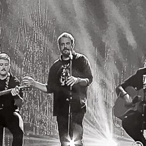 Pigmalion Dadakaridis Instagram - Ευχαριστώ τον Φίλιππο Πλιάτσικα και τον Μπαμπη Στόκα για την τιμή να τραγουδήσω μαζί τους το τραγούδι που έλεγα στην εφηβεία μου μέσα από την καρδιά μου αλλά… Χαίρομαι  στην ζωή μου με όλη μου την ψυχή  για τον άνθρωπο που κάθεται δίπλα μου που είναι ο Αδερφος μου σε ευχαριστώ για αυτά που πρεσβεύεις και για την υπέροχη καρδιά σου με κάνεις καλύτερο άνθρωπο αυτό είναι βέβαιο τιμή μου που ήσουν δίπλα μου και που είσαι τόσα χρόνια @thanassis_ganzigun @filippospliatsikas_official @bstokas @pyxlaxofficial