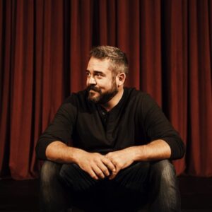 Pigmalion Dadakaridis Instagram - Τελευταίος μήνας παραστάσεων στο θέατρο Βεάκη για το Ψηλά από την γέφυρα ευχαριστούμε για την αγάπη και την ανταπόκριση…μετά το Πάσχα για τρεις εβδομάδες θα είμαστε στην αγαπημένη μας Θεσσαλονίκη στο θέατρα Αριστοτέλειο ένα μεγάλο ευχαριστώ από όλους μας!!! Photo by @aspakoulira  @veaki_theatro