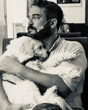 Pigmalion Dadakaridis Instagram - Όπως ξεκινήσαμε τελειώσαμε σπιτι μας τώρα ....τελείωσε η βόλτα προς το παρόν με την παράσταση ...ξεκινάει ο χειμώνας με καινουργια  ταξίδια 🐶photo by @haris_alexiou_official  #valebestfrienddog