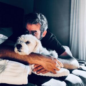Pigmalion Dadakaridis Instagram - Αγκαλιαστείτεεεεεεεεεεεεε!!!!!!!!!! 😂😂 #valebestfrienddog
