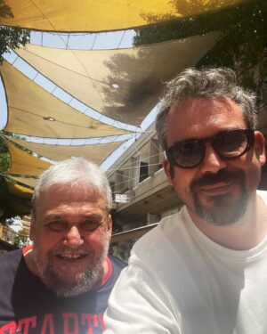 Pigmalion Dadakaridis Instagram - Εγώ και εσυ Κύπρο πατέρας γιος σε αγαπώ  έτσι ωραία αυθορμητα όπως πάντα….και ας έχει τοσηηηηη ζεστηηηηηηη😂😂😂😂