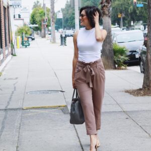 Pilar Holland Instagram - I don’t remember the last time I put on heels and my feet have been thanking me. 👣 #barefootinthegrass .
.
📸 @sophithestylist 
#windowshopping #remeberwhen #lifestyle #lifestylephotography