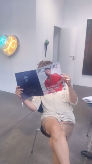 Pilou Asbæk Instagram - Thanks for letting me hang out on your frontpage @borsen_pleasure