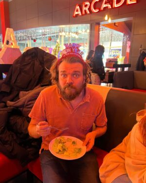 Pilou Asbæk Instagram - Er det cool jeg ændre beskrivelsen du har skrevet til:

My daughter’s Birthday and New Year’s Eve was spent eating salat and bowling in New York. 

Finishing 23 strong. 💪🏼 

Ps. I hope 24 will bring you what you dream of. You deserve it my friend 🙏🏻😊
