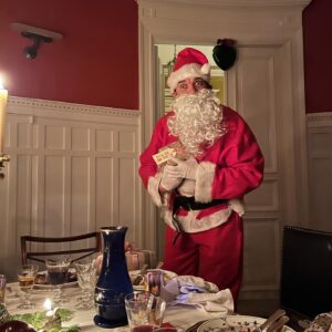 Pilou Asbæk Instagram - Just your friendly neighborhood Santa wishing a very merry Christmas to everyone who celebrated yesterday and everyone who’s celebrating today🎅🏼☃️❄️