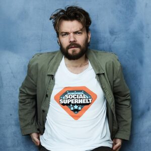 Pilou Asbæk Instagram - @askovfonden is a danish organisation that helps people in a vulnerable position transition into a better life. 
Become a social superhero by helping them provide their invaluable services. 
It only costs 200 kr. to help and can be done via the link in my bio. 

Ps. they take MobilePay 😉