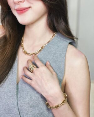 Pimchanok Luevisadpaibul Instagram - Embodying a sense of punk spirit and fearless individuality.

@tiffanyandco
#TiffanyAndCo
#TiffanyTitan