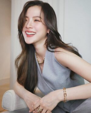 Pimchanok Luevisadpaibul Instagram - Embodying a sense of punk spirit and fearless individuality.

@tiffanyandco
#TiffanyAndCo
#TiffanyTitan