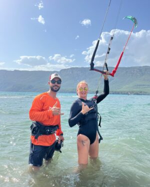 Pınar Altuğ Instagram - Çok merak ettiğim ama bir yandan denemeye bile çekindiğim kite surfü denedim bu haftasonu❤️ Geç bile kalmışımmmmm çok zevkliymiş @azizzatayy hocam sen olmasan olmazdı @hepsipaykiteschool herşey için teşekkür ederimmmm 🧡💜 Aslında değil ama mecburen #reklam
