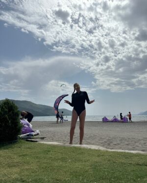 Pınar Altuğ Instagram - Çok merak ettiğim ama bir yandan denemeye bile çekindiğim kite surfü denedim bu haftasonu❤️ Geç bile kalmışımmmmm çok zevkliymiş @azizzatayy hocam sen olmasan olmazdı @hepsipaykiteschool herşey için teşekkür ederimmmm 🧡💜 Aslında değil ama mecburen #reklam
