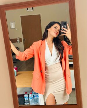 Pınar Deniz Instagram - Benim için bir devrin sonudur bu.
Duygularımı nasıl ifade edeceğimi bilmiyorum.
Ne yazsam,ne söylesem eksik kalacak..
Varlığına şükrettiğim en güzel hikayeydi.
Canım yol arkadaşlarım..
Canım seyirci..
En güzel baharımı yaşadım sizinle.
Hep özlemle hatırlayacağım.
Bu gece son kez buluşuyoruz.
Hayatıma kattığın her an için,iyi ki vardın YARGI🤍
