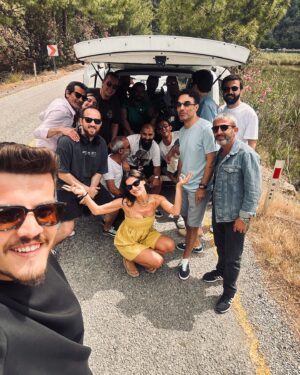 Pınar Deniz Instagram - Benim için bir devrin sonudur bu.
Duygularımı nasıl ifade edeceğimi bilmiyorum.
Ne yazsam,ne söylesem eksik kalacak..
Varlığına şükrettiğim en güzel hikayeydi.
Canım yol arkadaşlarım..
Canım seyirci..
En güzel baharımı yaşadım sizinle.
Hep özlemle hatırlayacağım.
Bu gece son kez buluşuyoruz.
Hayatıma kattığın her an için,iyi ki vardın YARGI🤍