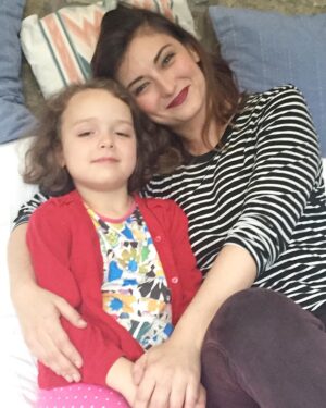 Pınar Töre Instagram - Bu uyku saati çoktan gelen kelebeğin adı Xanthe Harris. Israrla onun pembe odasında kalmamı istemesinin yanısıra ettiğimiz derin sohbetler ve ayrılırken aniden kollarını kocaman açıp bana sarılmasıyla gönlümün çekirdeği olmuştur. Bi de şu sırtı omzuma yaslaması yok mu... #elimekuşkonmuşgibi