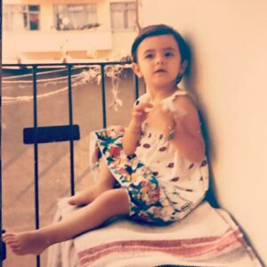 Pınar Töre Instagram - Mesela bu elbiseyi hatırlamıyorum. Oturduğum kilimin ve ortamın kokusunu hatırlıyorum. Kurban bayramıydı. Oradan hatırlıyorum. Bileziğimi hatırlıyorum. Sıkılmıştım onu hatırlıyorum. Sanki başkasının hayatından bir alıntı. Sanki ben değilim. Nasıl bilebilirdik böyle olacağını be Pınar? Boşver.  İyiyiz, kıymetli olan her şeye çok şükür #tobecontinued #itwasmanyandmanyayearago #inakingdombythesea