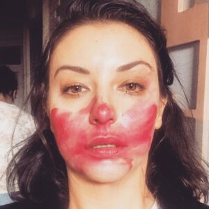 Pınar Töre Instagram - It’s Valentine’s. Kissing is a sport. Love is war. #akmışmı #lipstick #nopainnogain #myfunnyvalentine