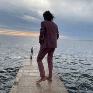 Piru Saez Instagram - Les digo nuevamente Buenos días! De #TBT mirando hacia el comienzo de este año 22, uno de los más prósperos de mi vida (falta aún, pero espero escuchen las canciones que nacieron en los tiempos de estas fotos). Cuando hay energía para delante, amor y entrega, somos imparables. Sepámoslo. Les dejo un abrazo grande como este flashback. 
#throwback #throwbackthursday