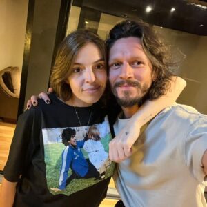 Piru Saez Instagram - Que emoción fuerte que una Amiga confíe en vos para crear y cantarle una canción a su Papá. Que movilizante servir a que esto ocurra. No sé si alcanzan las palabras. 
Siento que si Diego está vivo por siempre en un sin fin de corazones, lo está aún más cuando su hija y su familia le cantan. 
“Margaritas” ya está en donde quieran escucharla, para siempre y más. 
🤍 ♾ 
#Margaritas 
30/10/2022 
#Cancion 
Margaritas la hicimos con Dalma, quien lleva la música en el alma, además de tener una voz hermosa, la siente de corazón y esa conexión siempre fue sanadora en su vida. Me conmuevo si me acuerdo del proceso de creación con ella, lo que atravesó y cada vez que recuerdo cómo la cantó en el estudio.
La produje junto a mi querido Master @fabianpicciano , grabamos las voces de Dalma junto a @nicoparkerpucci y elegimos la guitarra de @gonzalo.caparros ,la batería y percusión de @emmacauvet los pianos de @pol_medinah quien también sumo coros con los míos y los de @dederomanook , todo plasmado de manera única con un final que nos regaló Roma, quien en cada ensayo la cantó a la par nuestra sumando alguna coreo también … 🙏🏼🥰
Para compartirla, nos enlazamos junto a @claudiavillafaneok a confiar para su camino en el grosso team @sonymusicargentina y la casa de las canciones @warnerchappell_argentina 
Grabaciones en #EstudiosPuchobsas y @narbonarecords Mastering en @submareaestudio .
30/10/2022 💙🤍💙♾